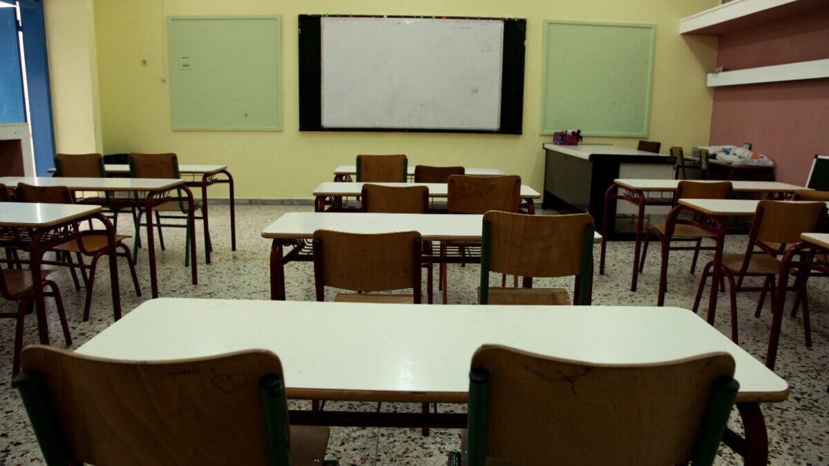 Ηράκλειο: Μαθητής υπέστη ηλεκτροπληξία σε σχολείο – Κουνώντας καρέκλα τον χτύπησε το ρεύμα 1 Ηράκλειο: Μαθητής υπέστη ηλεκτροπληξία σε σχολείο – Κουνώντας καρέκλα τον χτύπησε το ρεύμα