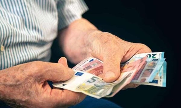 Ελεύθεροι επαγγελματίες: Πότε συμφέρει η αίτηση σύνταξης και ποιες επιλογές υπάρχουν – Παραδείγματα