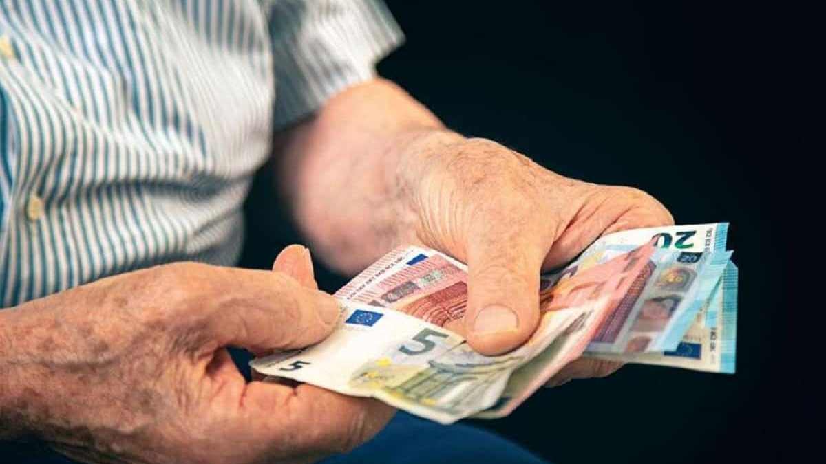 Ελεύθεροι επαγγελματίες: Πότε συμφέρει η αίτηση σύνταξης και ποιες επιλογές υπάρχουν – Παραδείγματα
