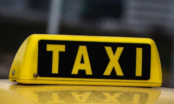 Καματερό: Δύο ανήλικοι συνελήφθησαν μετά την καταδίωξη κλεμμένου ταξί