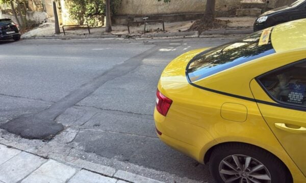Νέα Ιωνία: Πέντε άτομα ακινητοποίησαν τον 35χρονο που έκοψε με δάγκωμα το αυτί της οδηγού ταξί