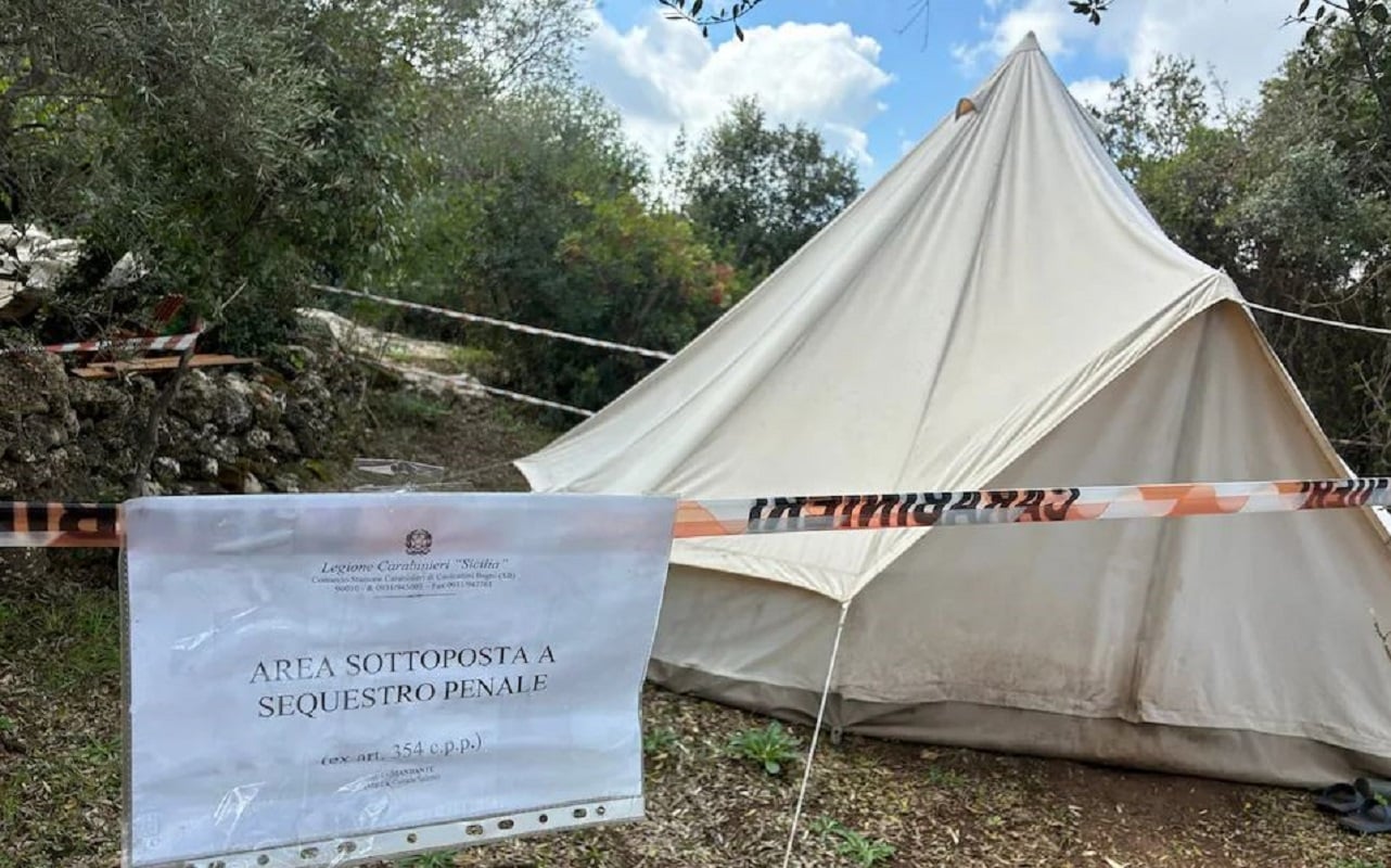 Ιταλία: Νεκρός 35χρονος Βρετανός δίπλα σε κομμένο κεφάλι κατσίκας – Καταγγελίες για ναρκωτικά και επικίνδυνα σεξουαλικά παιχνίδια 9 Η σορός του Μπέντζαμιν Μπρέιθγουεϊτ φέρεται να εντοπίστηκε κοντά σε μεγάλη σκηνή τύπου «bell tent». (The Telegraph)