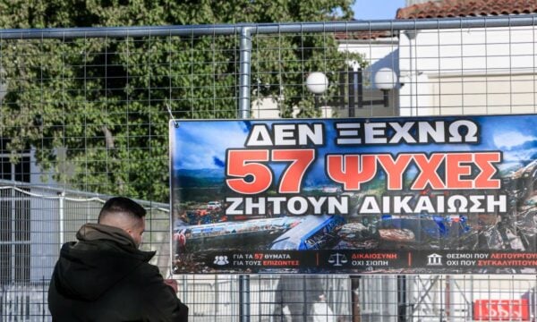 Δίκη για τα Τέμπη: Η μαρτυρία του επιβάτη στο δεύτερο βαγόνι – «Θυμάμαι να χτυπάω δεξιά και αριστερά, δεν μπορούσα να πάρω ανάσα»