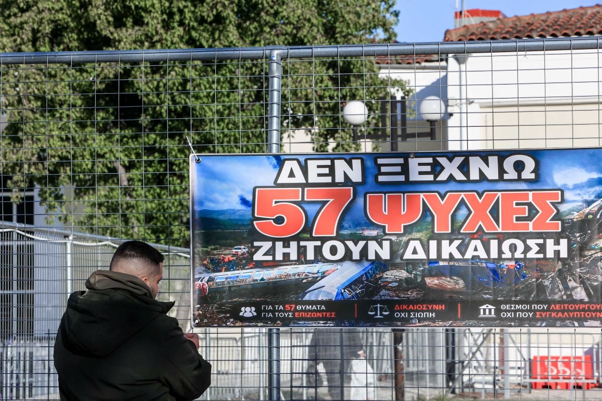 Δίκη για τα Τέμπη: Η μαρτυρία του επιβάτη στο δεύτερο βαγόνι – «Θυμάμαι να χτυπάω δεξιά και αριστερά, δεν μπορούσα να πάρω ανάσα»