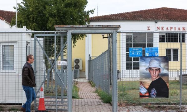 Δίκη για τα Τέμπη: «Αν δεν υπήρχε η αλλοίωση στον χώρο θα μπορούσαν να απαντηθούν πολλά ερωτήματα», κατέθεσε η μητέρα του 23χρονου ποδοσφαιριστή