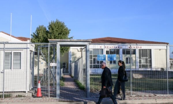 Δίκη για τα Τέμπη: Ο πατέρας του 17χρονου φοιτητή κατέθεσε ότι «Ο Τάσος επέζησε της σύγκρουσης και κάηκε ζωντανός»