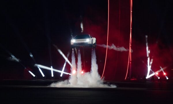 Έλον Μασκ: Η Tesla παρουσίασε το πρώτο «ιπτάμενο» αυτοκίνητό της – Βίντεο με απογείωση και τούμπες στον αέρα
