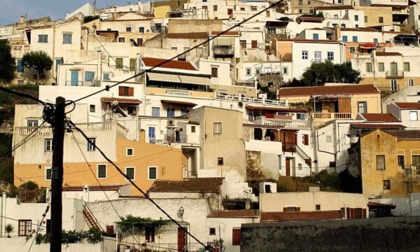 Euronews: Τα πολύχρωμα σπίτια, οι πέτρινες κατοικίες και οι νερόμυλοι της Κέας