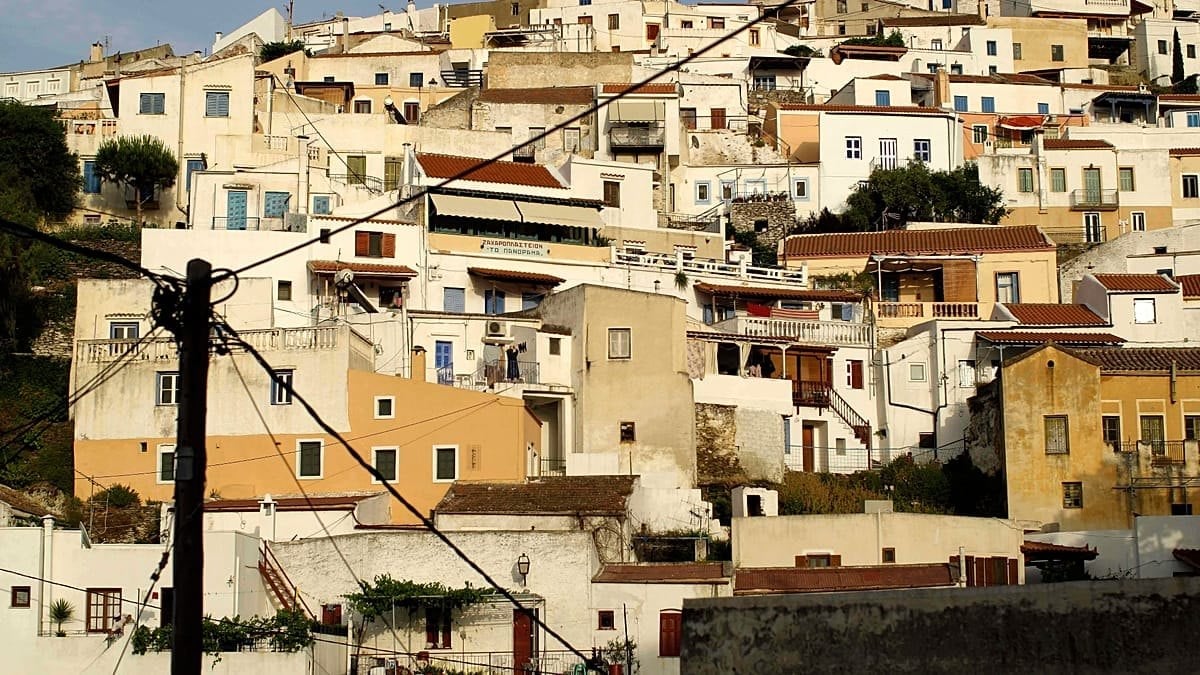 Euronews: Τα πολύχρωμα σπίτια, οι πέτρινες κατοικίες και οι νερόμυλοι της Κέας