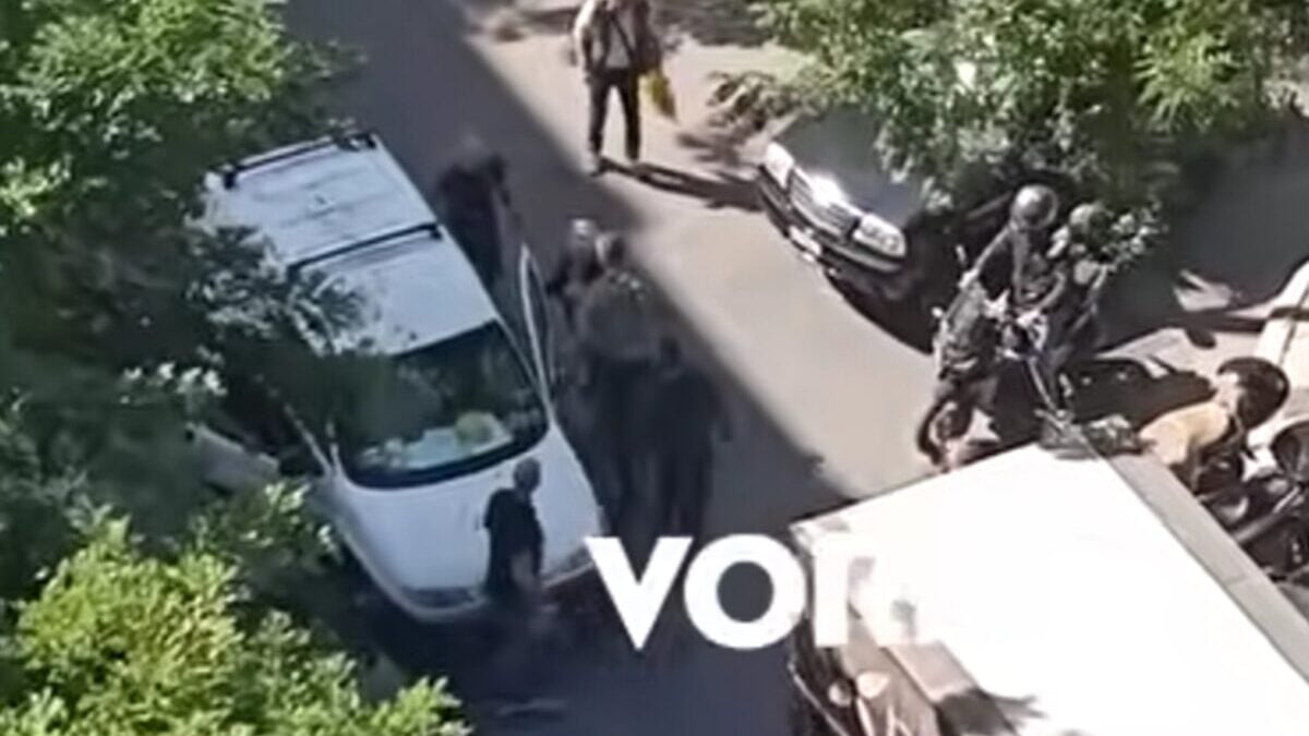 Θεσσαλονίκη: Άγρια συμπλοκή στη μέση του δρόμου – Άνοιξε την πόρτα του βαν και επιχείρησε να βγάλει έξω τον οδηγό 1 Θεσσαλονίκη: Άγρια συμπλοκή στη μέση του δρόμου – Άνοιξε την πόρτα του βαν και επιχείρησε να βγάλει έξω τον οδηγό