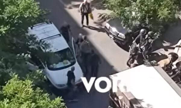 Θεσσαλονίκη: Άγρια συμπλοκή στη μέση του δρόμου – Άνοιξε την πόρτα του βαν και επιχείρησε να βγάλει έξω τον οδηγό