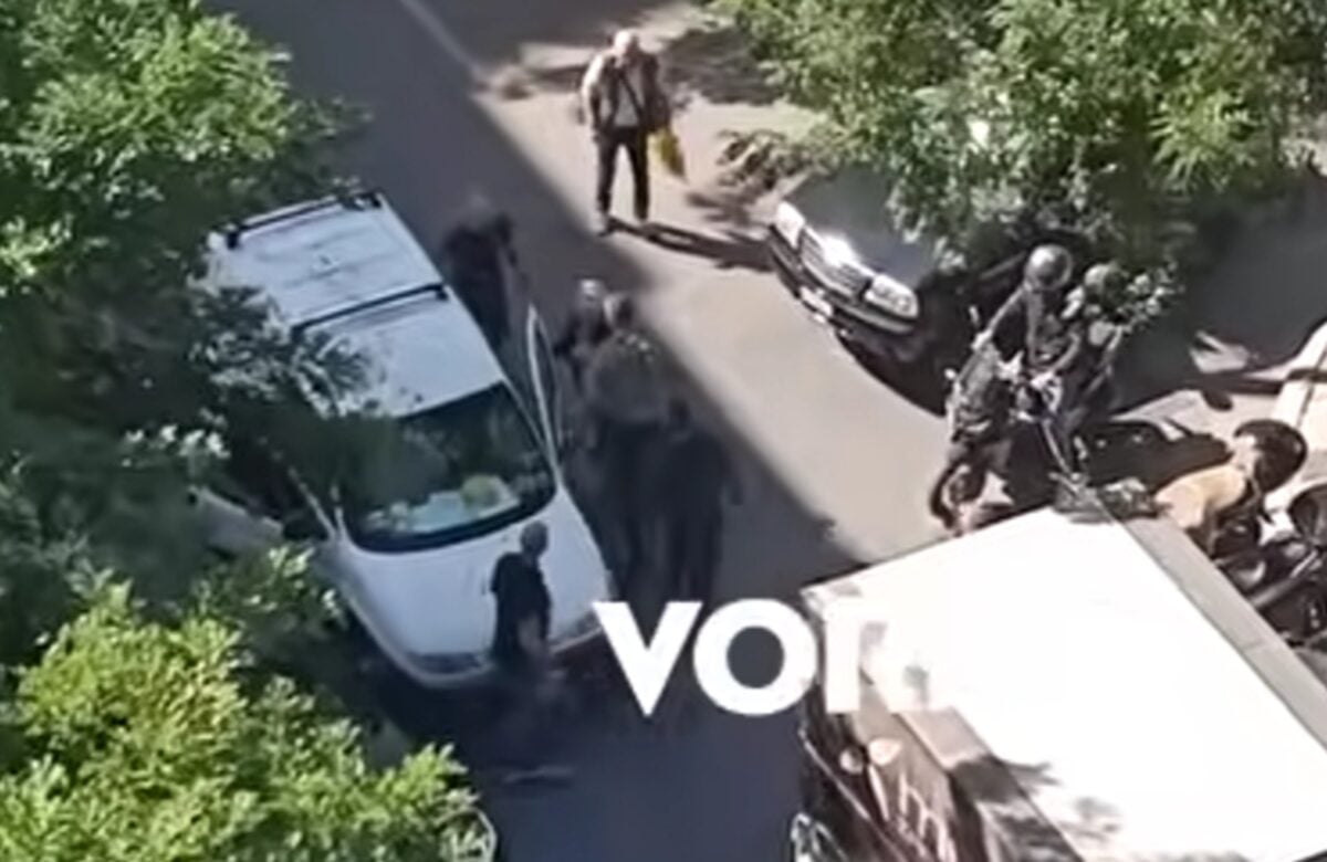 Θεσσαλονίκη: Άγρια συμπλοκή στη μέση του δρόμου – Άνοιξε την πόρτα του βαν και επιχείρησε να βγάλει έξω τον οδηγό