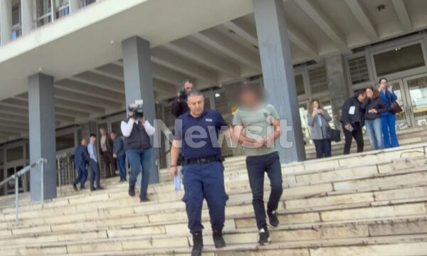 Θεσσαλονίκη: Αναβολή για τον 45χρονο που έπεσε με το αυτοκίνητο σε ουζερί – Η δικηγόρος του λέει ότι δεν προσπάθησε να διαφύγει