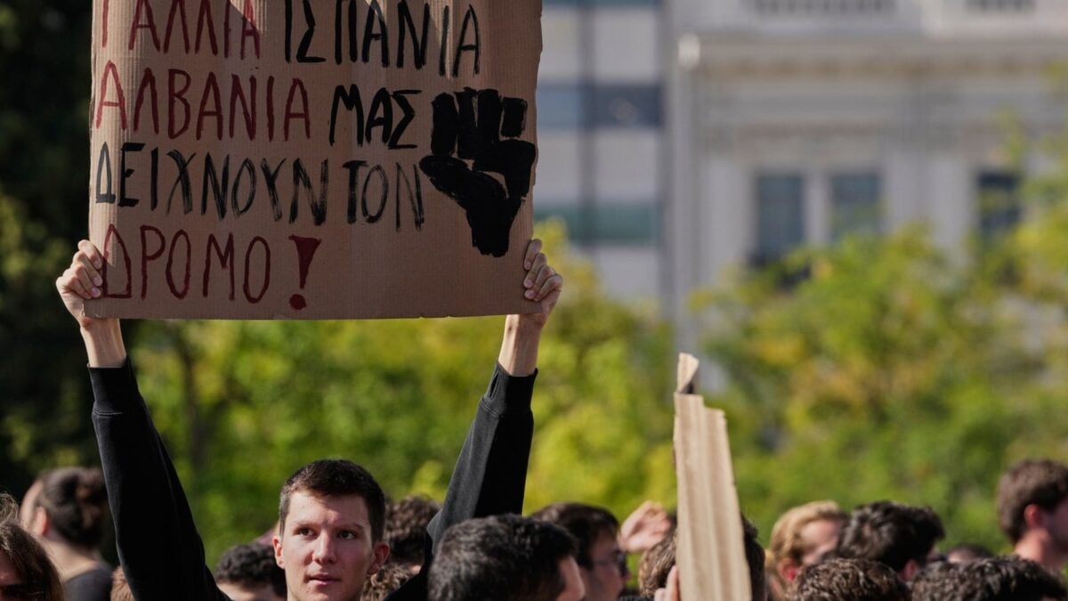 Al Jazeera: Χιλιάδες μαθητές και εκπαιδευτικοί διαδήλωσαν στην Ελλάδα για περισσότερη χρηματοδότηση της παιδείας 1 Al Jazeera: Χιλιάδες μαθητές και εκπαιδευτικοί διαδήλωσαν στην Ελλάδα για περισσότερη χρηματοδότηση της παιδείας