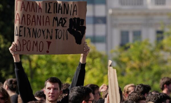 Al Jazeera: Χιλιάδες μαθητές και εκπαιδευτικοί διαδήλωσαν στην Ελλάδα για περισσότερη χρηματοδότηση της παιδείας