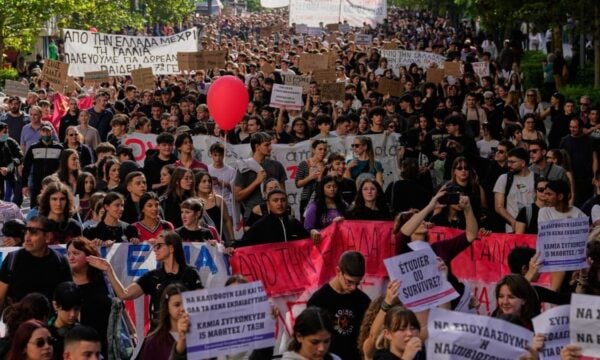 Daily Sabah: Χιλιάδες μαθητές διαδήλωσαν στην Ελλάδα για την παιδεία, με αναφορές στις κινητοποιήσεις στη Γαλλία