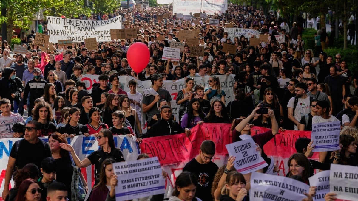 Daily Sabah: Χιλιάδες μαθητές διαδήλωσαν στην Ελλάδα για την παιδεία, με αναφορές στις κινητοποιήσεις στη Γαλλία
