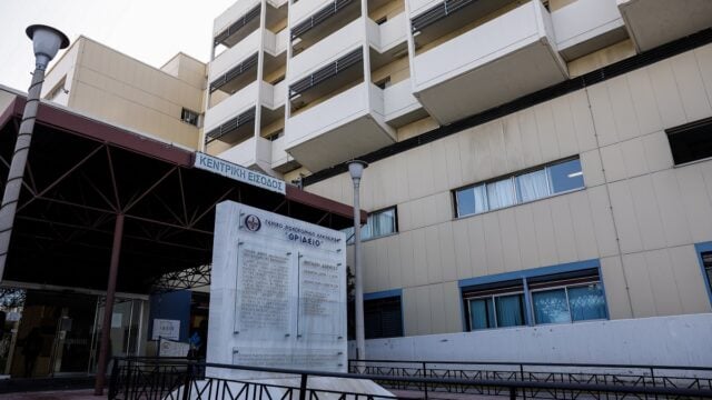 Θριάσιο Νοσοκομείο: Μαζεύουν τα νερά της βροχής με κουβάδες και χαρτόνια – Έπεσαν τμήματα της ψευδοροφής