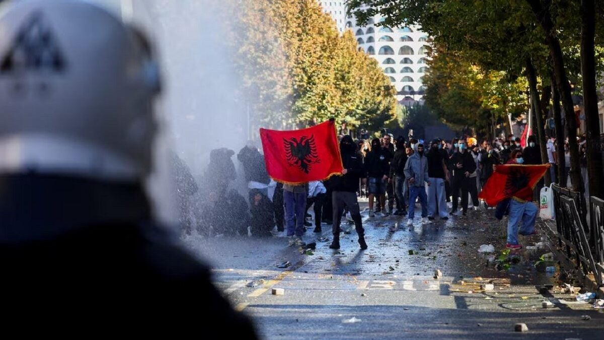 Τίρανα: Για τέταρτη ημέρα οι διαδηλωτές κατά του Έντι Ράμα λένε «Μας ωθούν στα άκρα» – Νέα επεισόδια και 56 συλλήψεις 6 Τίρανα: Για τέταρτη ημέρα οι διαδηλωτές κατά του Έντι Ράμα λένε «Μας ωθούν στα άκρα» – Νέα επεισόδια και 56 συλλήψεις