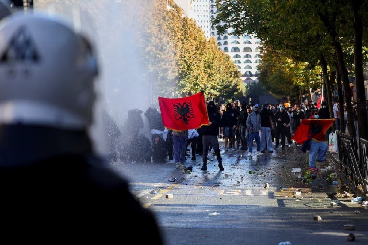 Τίρανα: Για τέταρτη ημέρα οι διαδηλωτές κατά του Έντι Ράμα λένε «Μας ωθούν στα άκρα» – Νέα επεισόδια και 56 συλλήψεις