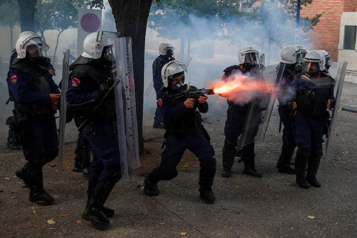 Τίρανα: Οδομαχίες και φωτιές – Ράμα: «Δεν θα επιτρέψω στη βία να εκτροχιάσει το ευρωπαϊκό μέλλον» 13 Αστυνομικός εκτοξεύει δακρυγόνα κατά τη διάρκεια συγκρούσεων με διαδηλωτές στα Τίρανα της Αλβανίας, την Πέμπτη (15/10), εν μέσω των αντικυβερνητικών φοιτητικών κινητοποιήσεων. (Φωτογραφία: REUTERS/Florion Goga)