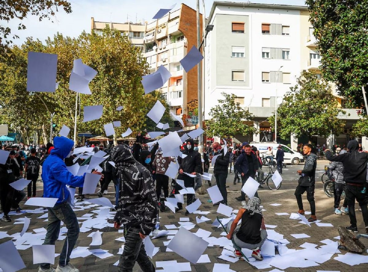 Τίρανα: Οδομαχίες και φωτιές – Ράμα: «Δεν θα επιτρέψω στη βία να εκτροχιάσει το ευρωπαϊκό μέλλον» 15 Διαδηλωτές αντιδρούν κατά τη διάρκεια συγκρούσεων με τις αστυνομικές δυνάμεις στα Τίρανα της Αλβανίας, την Πέμπτη (15/10), στην τρίτη ημέρα των αντικυβερνητικών κινητοποιήσεων. (Φωτογραφία: REUTERS/Florion Goga)