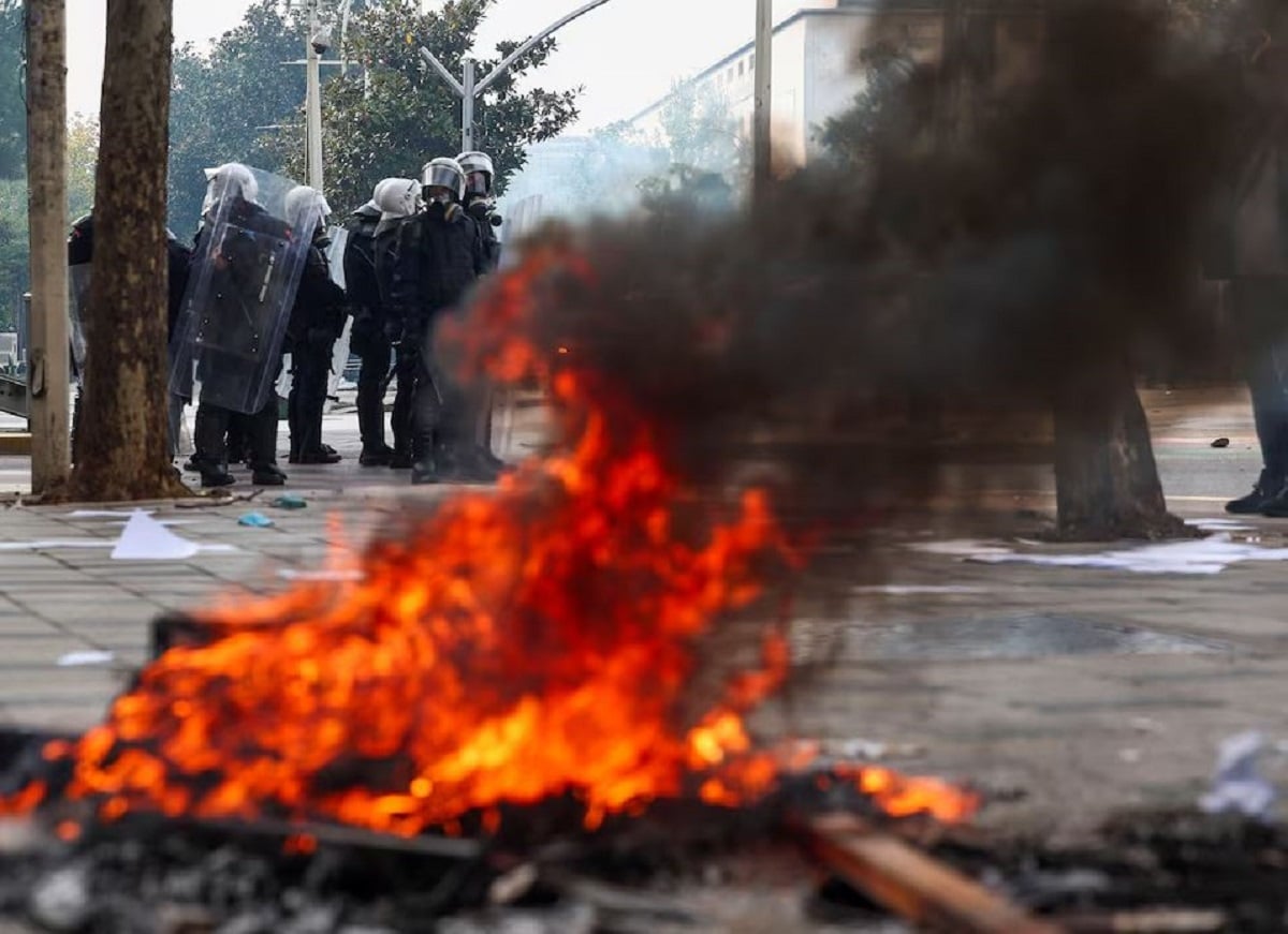 Τίρανα: Οδομαχίες και φωτιές – Ράμα: «Δεν θα επιτρέψω στη βία να εκτροχιάσει το ευρωπαϊκό μέλλον» 16 Φλόγες υψώνονται ενώ αστυνομικοί βρίσκονται στο σημείο των συγκρούσεων με διαδηλωτές, κατά τη διάρκεια αντικυβερνητικής φοιτητικής κινητοποίησης στα Τίρανα, την Πέμπτη (15/10). (Φωτογραφία: REUTERS/Florion Goga)