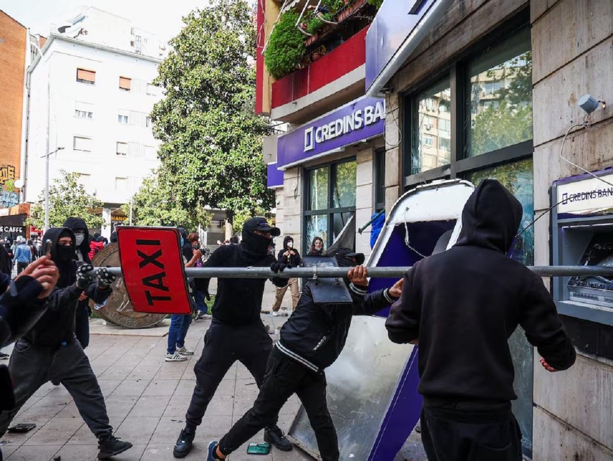 Τίρανα: Οδομαχίες και φωτιές – Ράμα: «Δεν θα επιτρέψω στη βία να εκτροχιάσει το ευρωπαϊκό μέλλον» 12 Διαδηλωτές καταστρέφουν μηχάνημα αυτόματης ανάληψης μετρητών (ΑΤΜ) κατά τη διάρκεια συγκρούσεων με την αστυνομία στα Τίρανα της Αλβανίας, την Πέμπτη (15/10). (Φωτογραφία: REUTERS/Florion Goga)