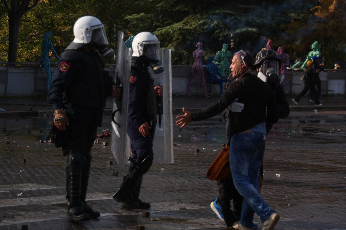 Αλβανία: 9 τραυματίες σε σφοδρές συγκρούσεις και οδομαχίες στα Τίρανα – Οι διαδηλωτές παραμένουν ανυποχώρητοι 9 Αλβανία: 9 τραυματίες σε σφοδρές συγκρούσεις και οδομαχίες στα Τίρανα – Οι διαδηλωτές παραμένουν ανυποχώρητοι