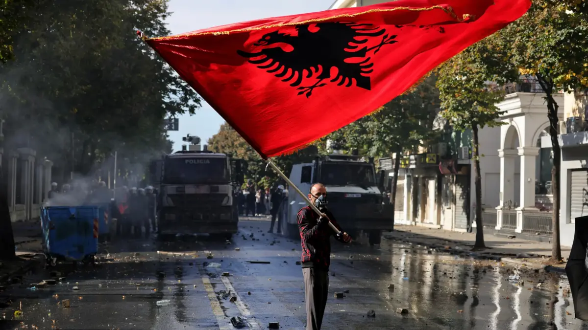Τίρανα: Συνεχίζονται οι συγκρούσεις αστυνομίας και διαδηλωτών – Μολότοφ και σφαίρες καουτσούκ 1 Τίρανα: Συνεχίζονται οι συγκρούσεις αστυνομίας και διαδηλωτών – Μολότοφ και σφαίρες καουτσούκ