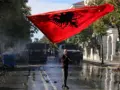 Τίρανα: Συνεχίζονται οι συγκρούσεις αστυνομίας και διαδηλωτών – Μολότοφ και σφαίρες καουτσούκ