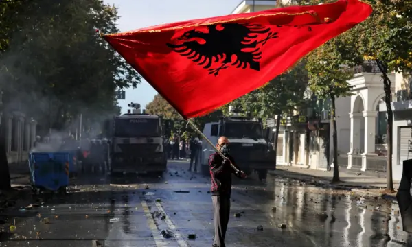 Τίρανα: Συνεχίζονται οι συγκρούσεις αστυνομίας και διαδηλωτών – Μολότοφ και σφαίρες καουτσούκ