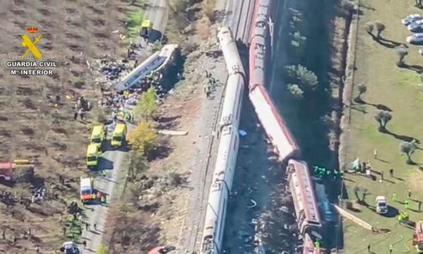 Ισπανία: 74 νεκροί από τη σύγκρουση τρένων – Ο βασιλιάς Φελίπε ζητεί «Μέτρα για να μην ξανασυμβεί ποτέ τέτοια τραγωδία»