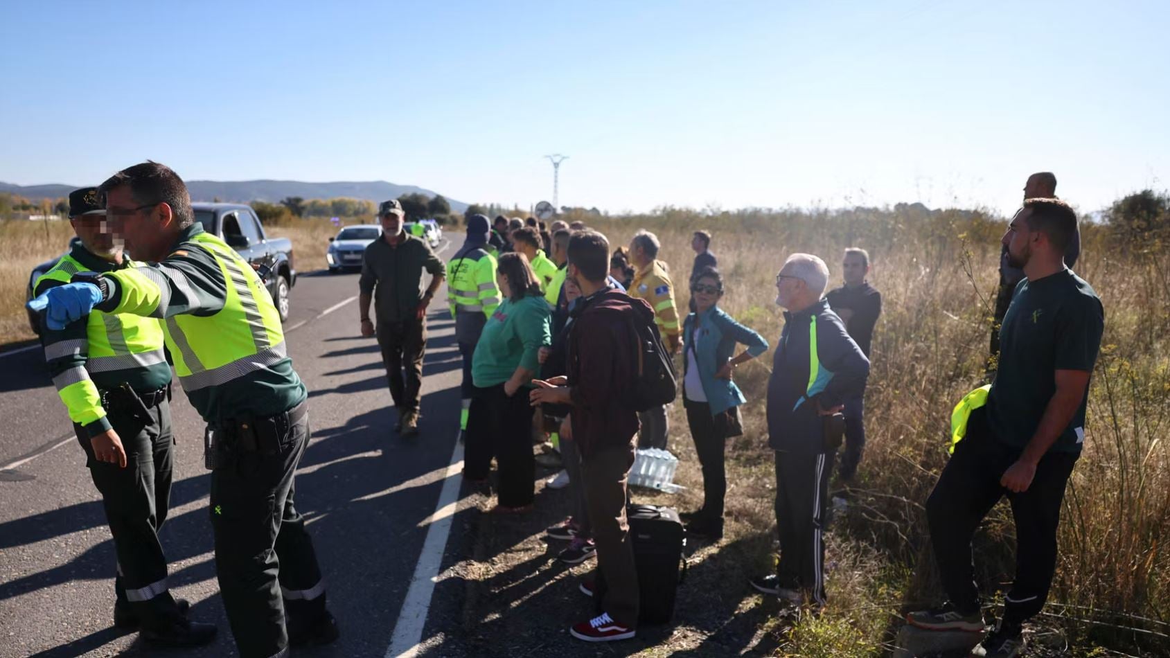 Άνδρες της ισπανικής Πολιτοφυλακής (Guardia Civil) και μέλη των σωστικών συνεργείων συνεργάζονται για την απομάκρυνση επιβατών από τα τρένα που συγκρούστηκαν στο Τολέδο της Ισπανίας, στις 28 Οκτωβρίου 2026. (Φωτογραφία: Ismael Herrero)