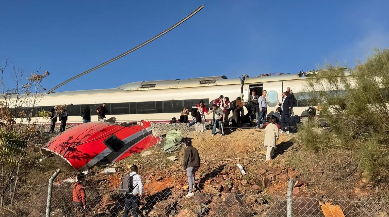 Βαγόνι της εταιρείας Iryo που κατέληξε σε πρανές μετά τη σφοδρή σύγκρουση με συρμό της Renfe, κοντά στην Ούρδα της Ισπανίας. (Φωτογραφία: E.E.)
