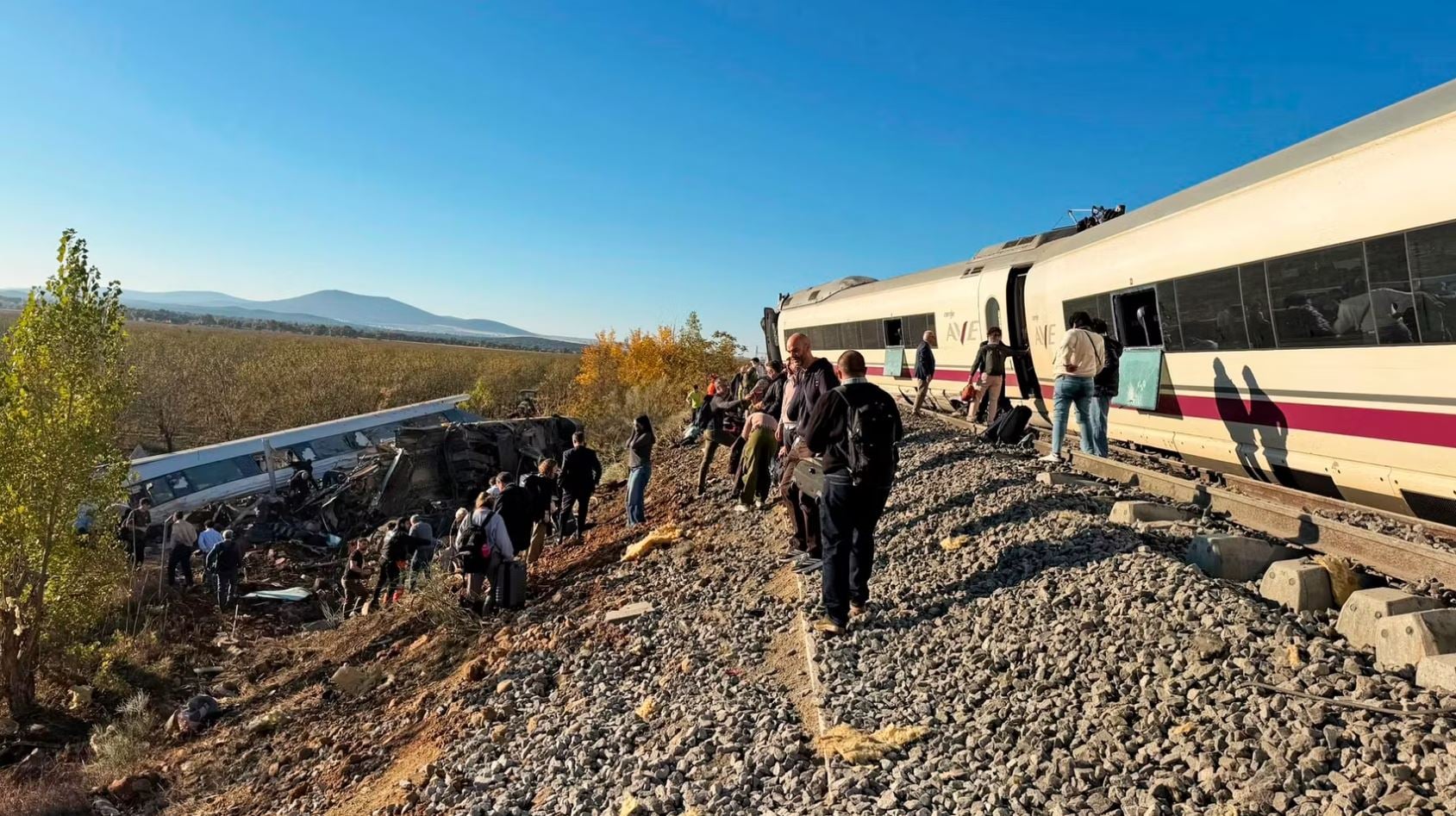 E.E. Επιβάτες εγκαταλείπουν το τρένο, ενώ στο σημείο της σιδηροδρομικής τραγωδίας στο Τολέδο της Ισπανίας αναπτύσσονται δυνάμεις των υγειονομικών υπηρεσιών, στις 28 Οκτωβρίου 2026. (Φωτογραφία: E.E.)