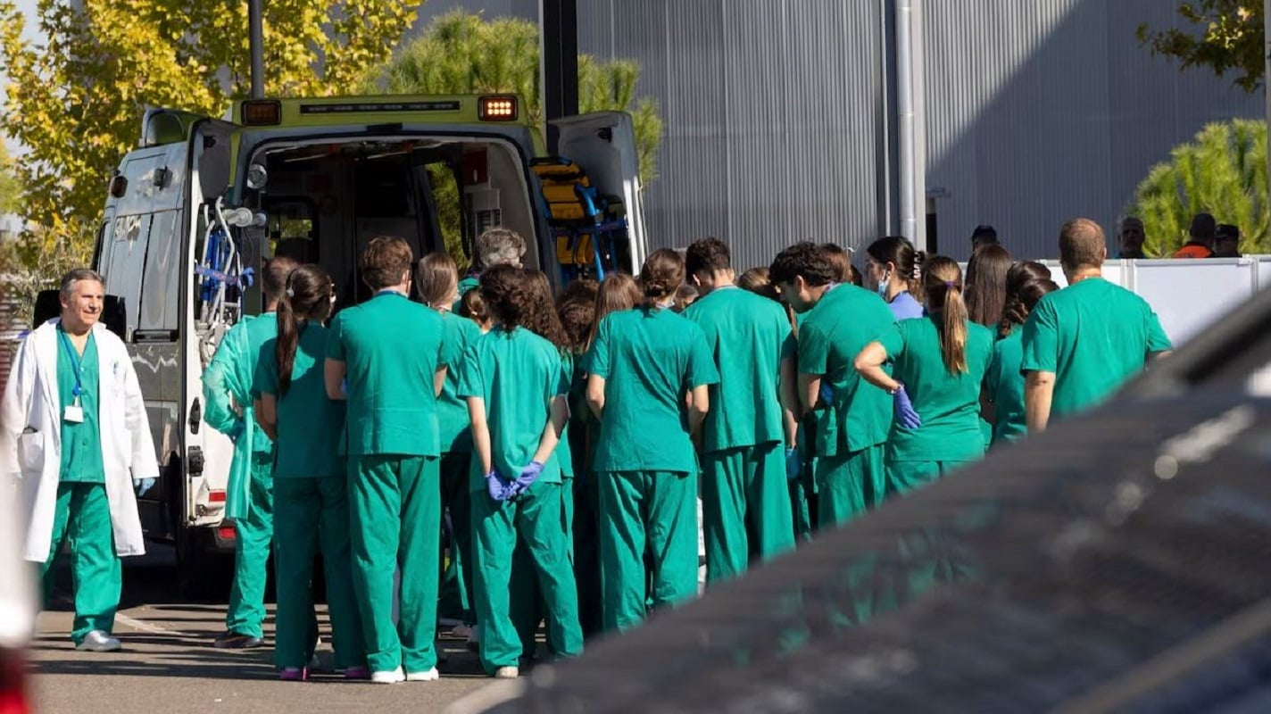 Ισπανία: Ελληνική οικογένεια επέβαινε σε ένα από τα τρένα που συγκρούστηκαν – «Σώθηκα γιατί άλλαξα θέση», μαρτυρίες από την τραγωδία 14 Οι πρώτοι τραυματίες από τη σιδηροδρομική τραγωδία στο Τολέδο της Ισπανίας φτάνουν στο Πανεπιστημιακό Νοσοκομείο της πόλης. (Φωτογραφία: EFE)