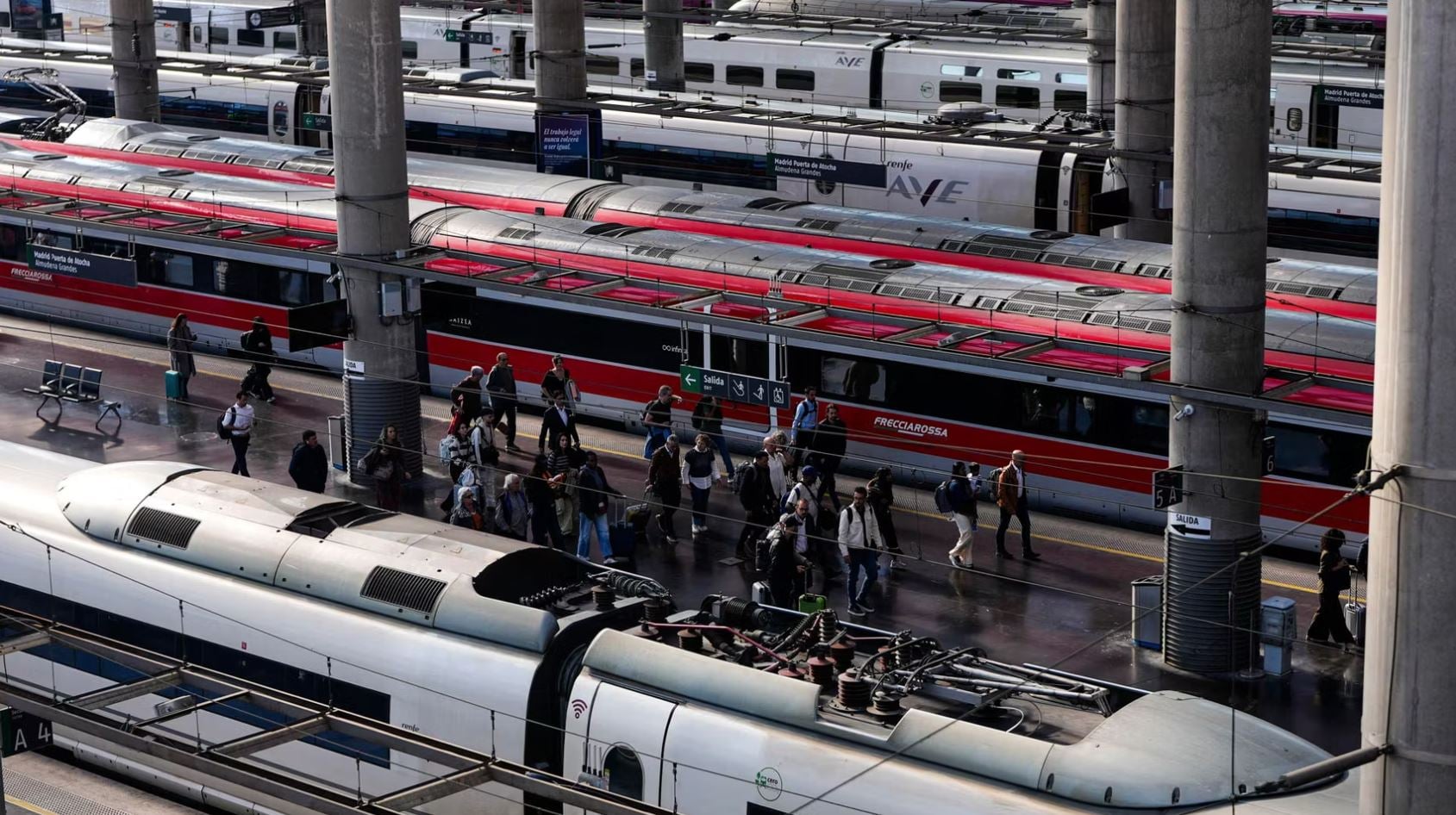 Επιβάτες συγκεντρώνονται στον σιδηροδρομικό σταθμό Σάντα Χούστα της Σεβίλλης, μετά την αναστολή της κυκλοφορίας των τρένων λόγω του πολύνεκρου δυστυχήματος στο Τολέδο. (Φωτογραφία: Francisco J. Olmo)