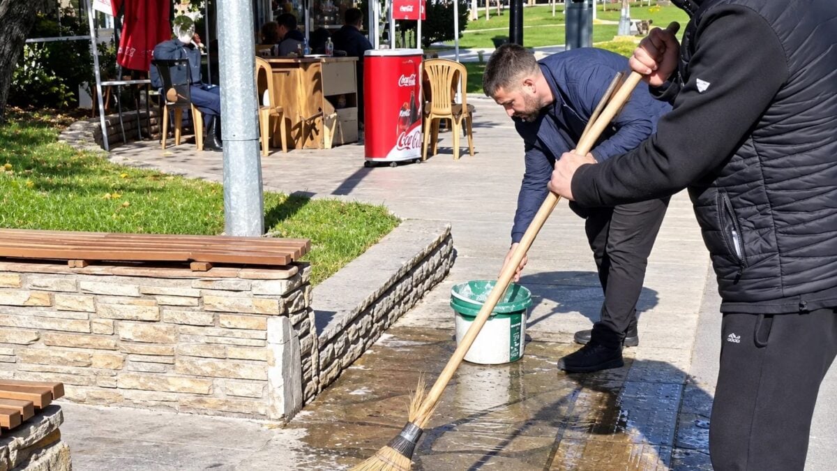 Τουρκία: Πλύσιμο πλατείας με ξύδι μετά από συγκέντρωση Κούρδων – Μήνυση του DEM για ρατσισμό – ΒΙΝΤΕΟ 1 Τουρκία: Πλύσιμο πλατείας με ξύδι μετά από συγκέντρωση Κούρδων – Μήνυση του DEM για ρατσισμό – ΒΙΝΤΕΟ