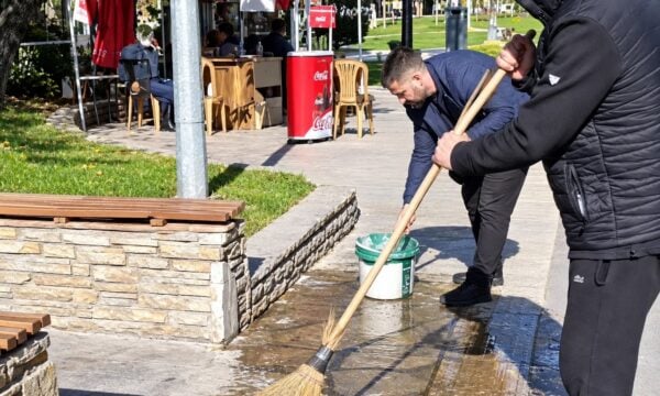 Τουρκία: Πλύσιμο πλατείας με ξύδι μετά από συγκέντρωση Κούρδων – Μήνυση του DEM για ρατσισμό – ΒΙΝΤΕΟ