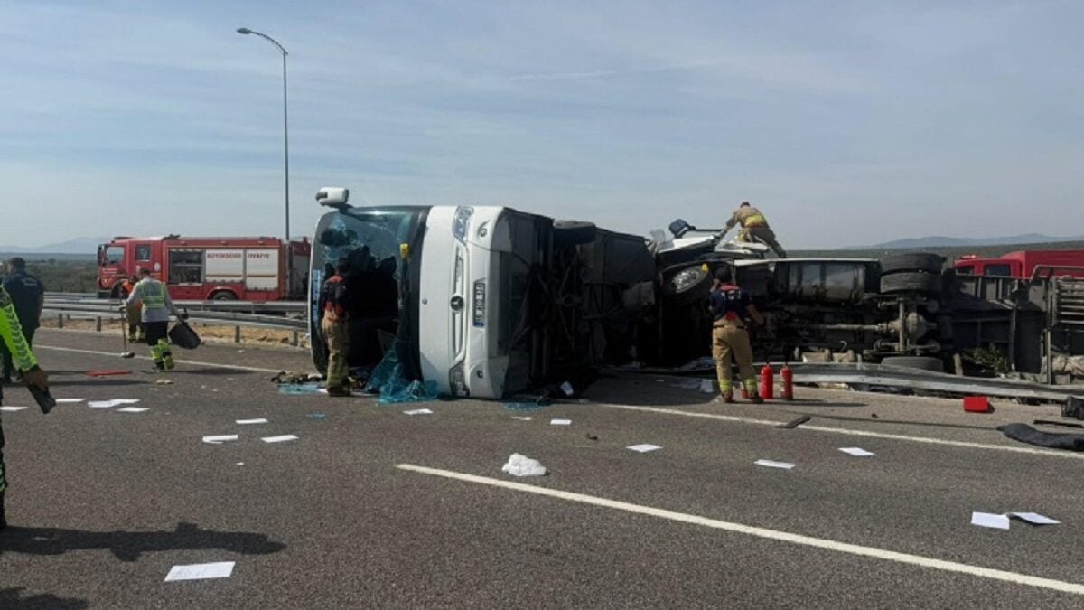 Τουρκία: Τουλάχιστον 11 νεκροί και 27 τραυματίες από τη σφοδρή σύγκρουση λεωφορείου με νταλίκα – ΒΙΝΤΕΟ 1 Τουρκία: Τουλάχιστον 11 νεκροί και 27 τραυματίες από τη σφοδρή σύγκρουση λεωφορείου με νταλίκα – ΒΙΝΤΕΟ