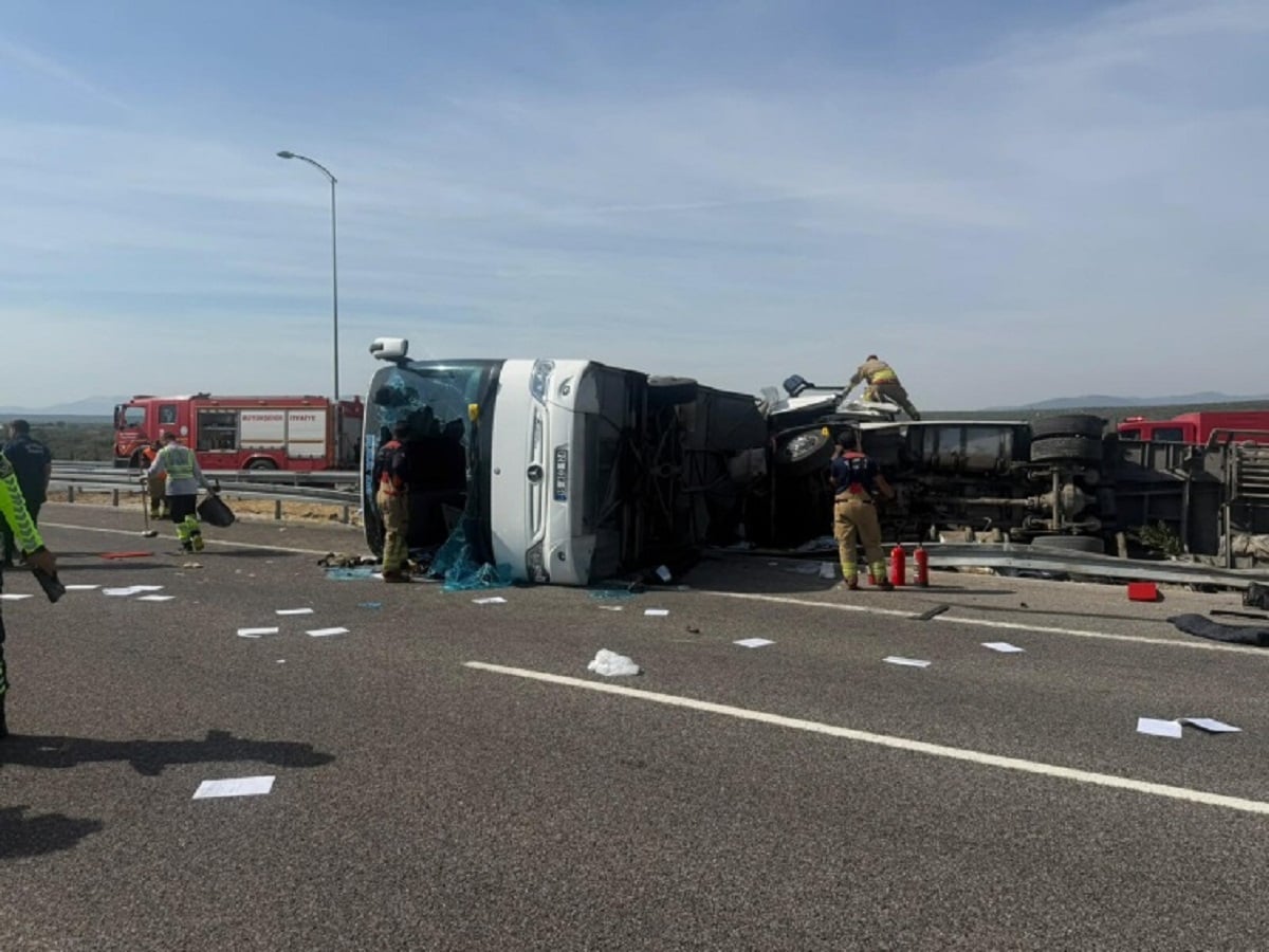 Τουρκία: Τουλάχιστον 11 νεκροί και 27 τραυματίες από τη σφοδρή σύγκρουση λεωφορείου με νταλίκα – ΒΙΝΤΕΟ