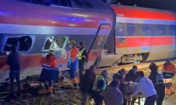 Ισπανία: Τουλάχιστον 68 νεκροί από τη σύγκρουση τρένων – Τριήμερο εθνικό πένθος κήρυξε ο Σάντσεθ