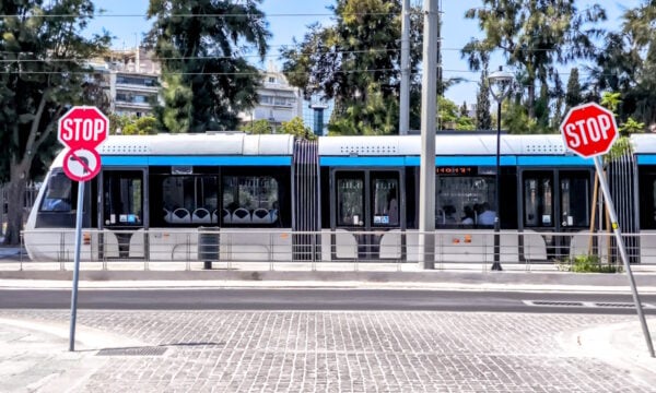 Τραμ: Τροποποιούνται την Κυριακή τα δρομολόγια λόγω των αγώνων «Greece Race for the Cure 2026» σε Αθήνα και Πειραιά