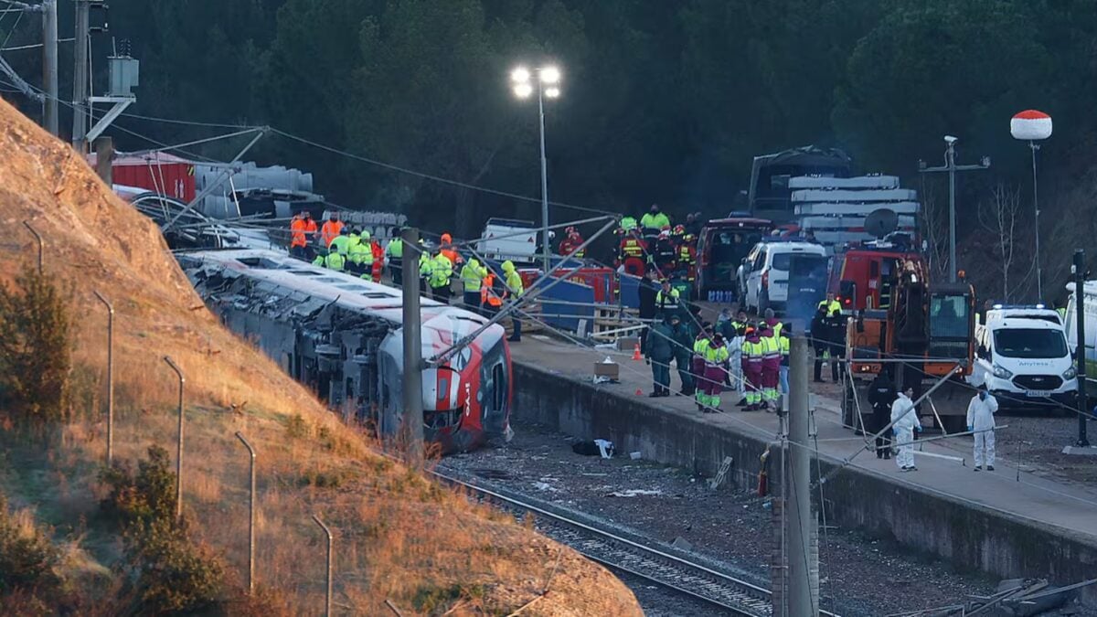 Σιδηροδρομική τραγωδία στην Ισπανία: Οι έρευνες εξετάζουν βλάβη στο σύστημα ασφαλείας και πιθανό ανθρώπινο λάθος 3 Σιδηροδρομική τραγωδία στην Ισπανία: Οι έρευνες εξετάζουν βλάβη στο σύστημα ασφαλείας και πιθανό ανθρώπινο λάθος