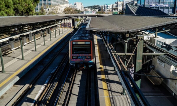 Άγιος Νικόλαος: Άτομο έπεσε από την πεζογέφυρα του σταθμού του ηλεκτρικού
