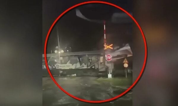 Λάρισα: Τρένο πέρασε από διάβαση με την μπάρα ανεβασμένη