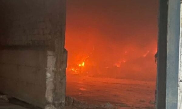 Τρίκαλα: Μεγάλη πυρκαγιά σε εργοστάσιο βαμβακιού – Στις φλόγες έξι αποθήκες