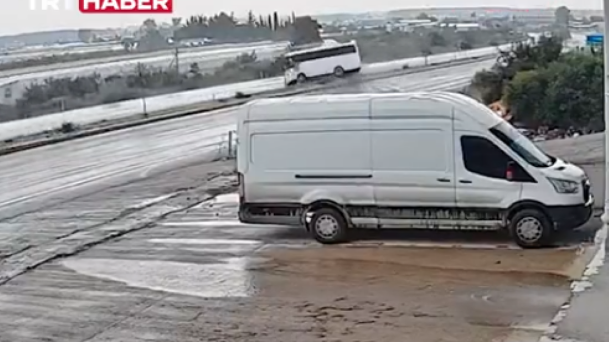 Τουρκία: Λεωφορείο γλίστρησε και αναποδογύρισε στη μέση του δρόμου – Τουλάχιστον 17 τραυματίες – ΒΙΝΤΕΟ 1 Τουρκία: Λεωφορείο γλίστρησε και αναποδογύρισε στη μέση του δρόμου – Τουλάχιστον 17 τραυματίες – ΒΙΝΤΕΟ