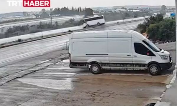 Τουρκία: Λεωφορείο γλίστρησε και αναποδογύρισε στη μέση του δρόμου – Τουλάχιστον 17 τραυματίες – ΒΙΝΤΕΟ